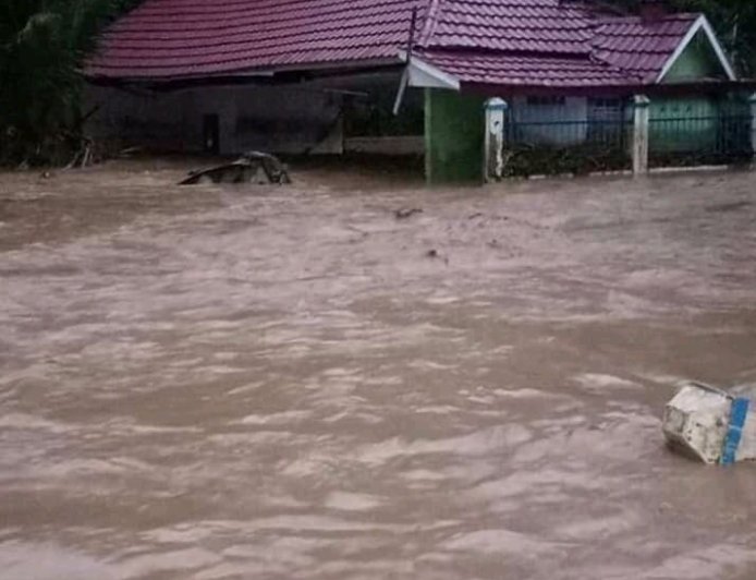 Hujan Deras Sejak Dini Hari, Banjir Hingga 1 Meter