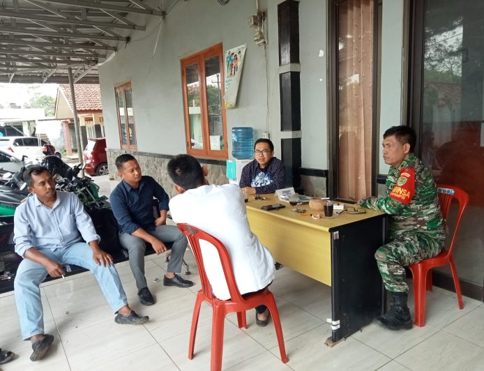 Jaga Hubungan Baik Babinsa Mampir Peltu Lukman Laksanakan Komsos dengan Warga Binaan.