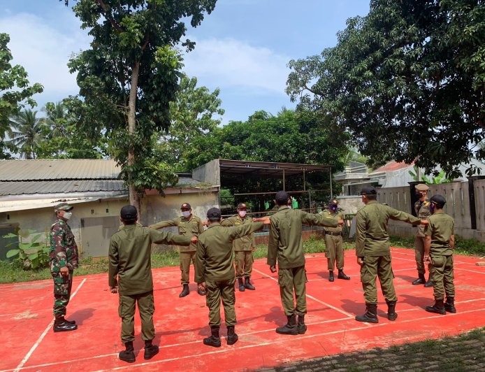Babinsa Mampir Peltu Lukman Latih Linmas PBB dan Wawasan Kebangsaan