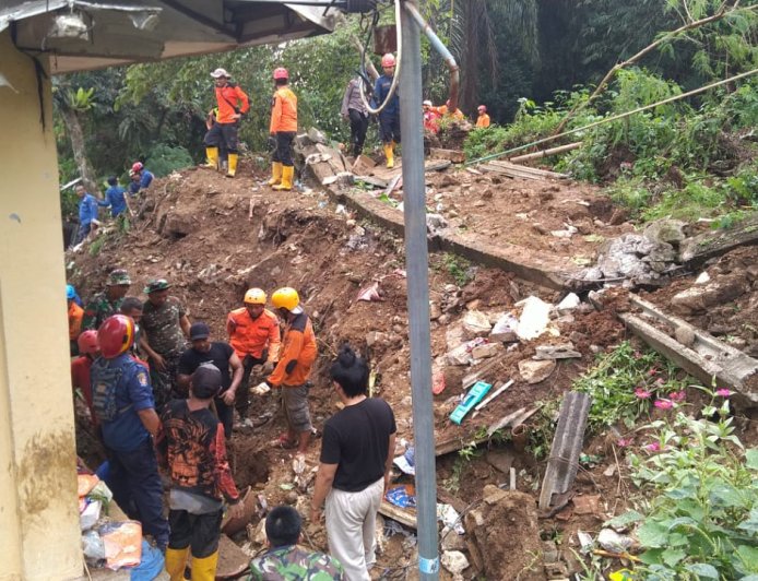4 Orang Korban Longsor di Kelurahan Empang Masih Hilang