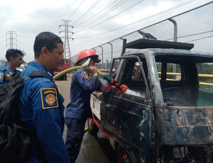 Sempat Ada Ledakan Kecil, Mobil Pick Up di Bogor Terbakar