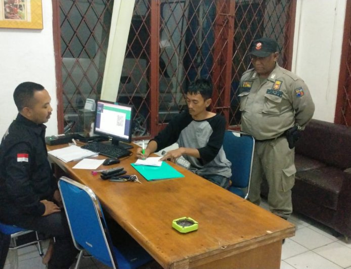 "Nembak" Anak Bosnya, Ditolak. Pria Ini Nekat Mau Lompat dari Jembatan