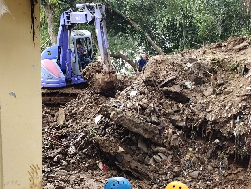 Tim SAR Gabungan Turunkan Alat Berat Evakuasi Korban Longsor di Bogor