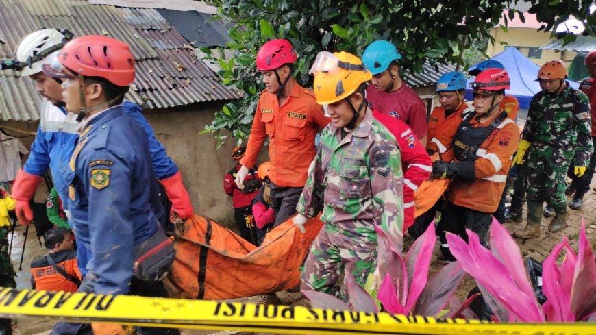 Dibantu Alat Berat Excavator, Dua Korban Longsor di Sirnasari Berhasil Ditemukan 