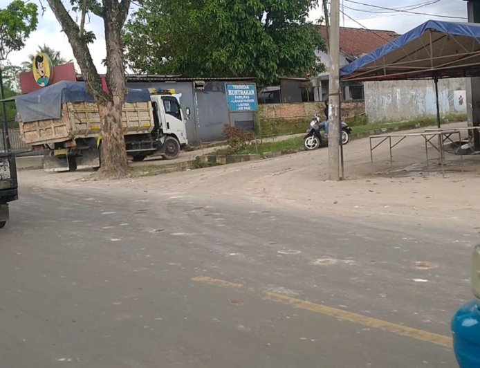 Galian Kabel Fiber Optik di Leuwlliliang Disoal Pengguna Jalan, Tanah Berserakan ke Jalan 