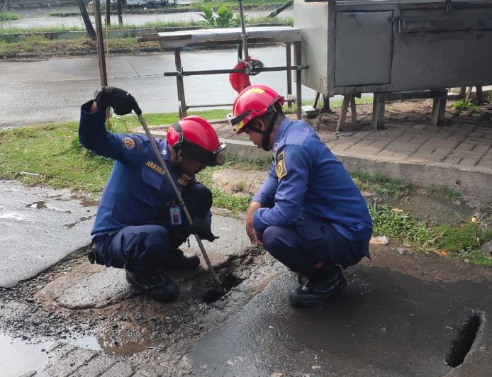 Damkar Bantu Warga yang Kunci Sepeda Motornya Jatuh ke Selokan di Gunungputri Bogor 