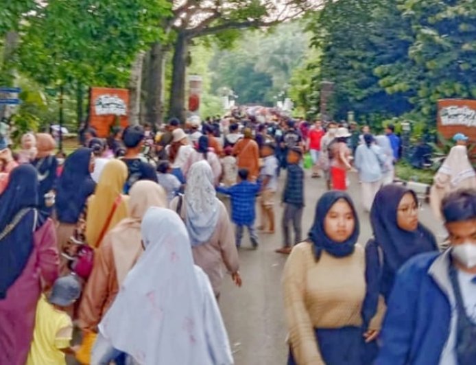Liburan Lebaran Puluhan Ribu Pengunjung Padati Kebun Raya Bogor