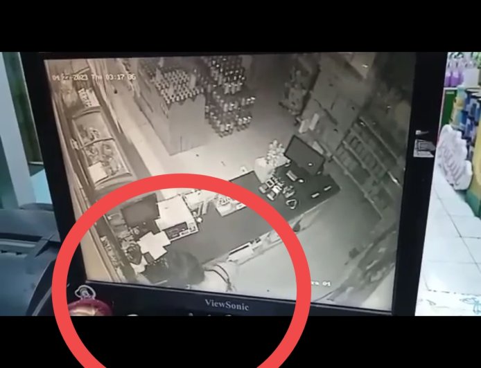 Terekam CCTV Pencuri Bobol Uang Kasir di Mini Market Cianjur