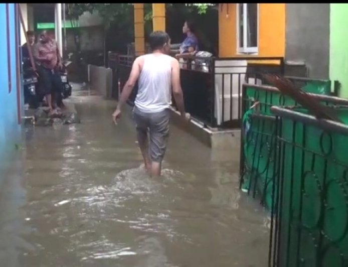 Akibat Tumpukan Sampah Diselokan Pasar TU Kemang, Rumah Warga Kayumanis Terendam Banjir