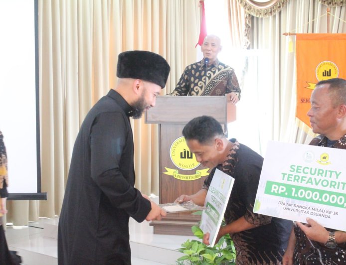 Didin Cleaning Service yang Diberangkatkan Umroh oleh Pro Chancellor UNIDA Ternyata Rajin Amalkan Shalawat