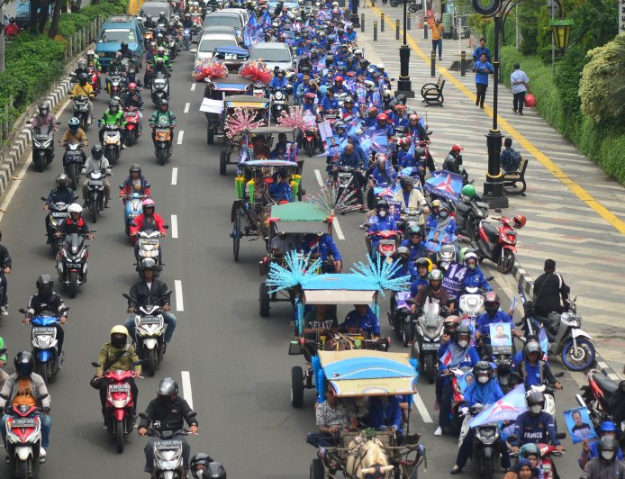 Konvoi Delman Pendaftaran Bacaleg Partai Demokrat di Depok
