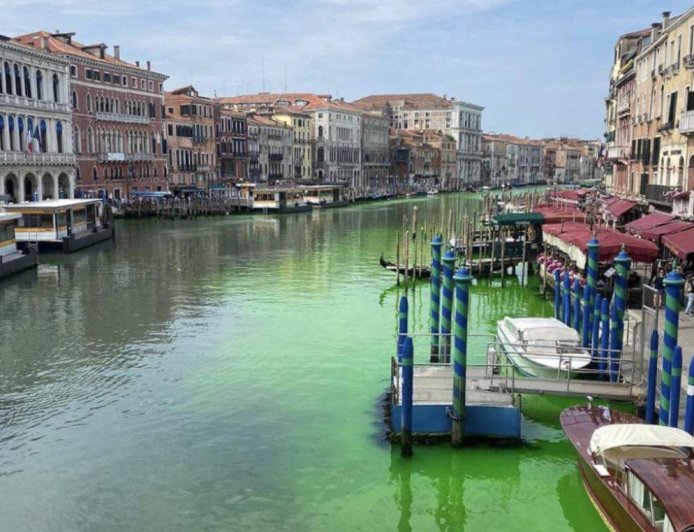 Grand Canal Venesia Berubah Warna, Ternyata Ini Penyebabnya