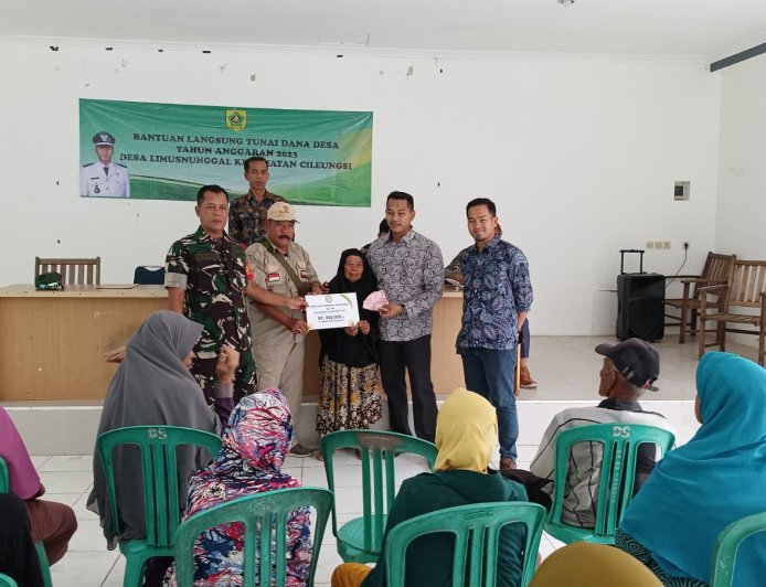 Babinsa Limusnunggal Cileungsi Dampingi Giat Pembagian BLT -DD Tahap II di Aula Kantor Desa Limusnunggal