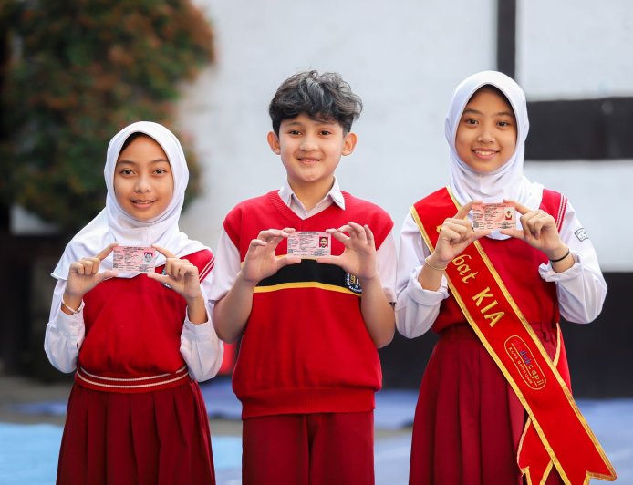 Pemkot Bandung Serahkan 4.464 KIA Kepada Peserta Didik