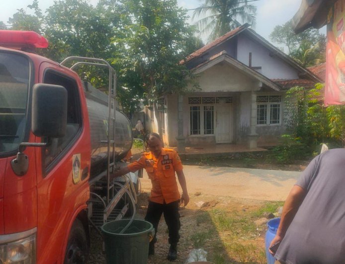 Plt Bupati Perintahkan Perumda Tirta Kahuripan Bantu Warga yang Kekurangan Air Bersih 
