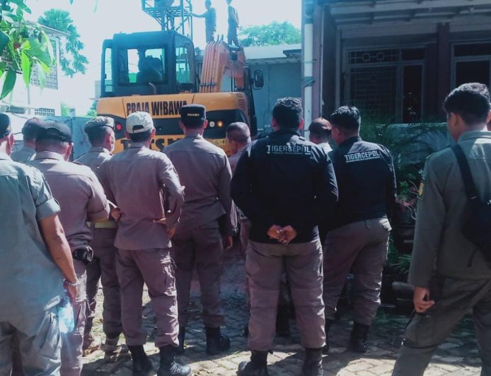 Berdiri di Lahan Pemerintah, Garasi Tak Berizin di Sukaraja Dibongkar Satpol PP