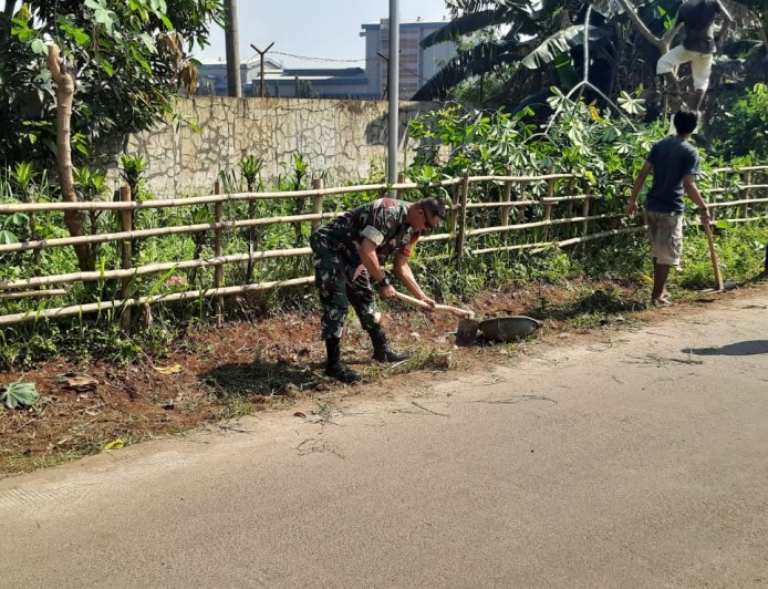 Babinsa Dayeuh Cileungsi bersama Warga Gotong Royong Merapikan dan Membersihkan jalan Desa 