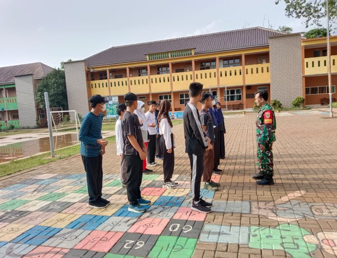 Wujudkan Siswa-siswi Berkarakter Disiplin Tinggi, Babinsa Gandoang Cileungsi Latih PBB 