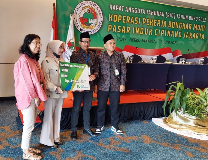 Ahli Waris Anggota Koperasi Pekerja Bongkar Muat Pasar Induk Cipinang Terima Santunan Dari Bpjs Ketenagakerjaan   