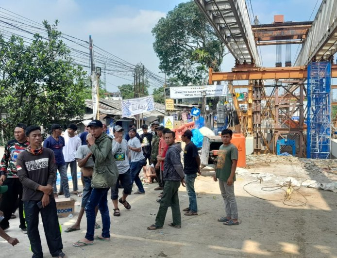 Tak Kunjung Selesai, Ratusan Warga Tuntut Proyek Jembatan Cikereteg