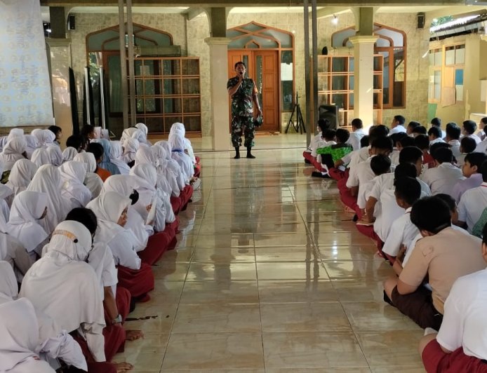 Masa Pengenalan Lingkungan Sekolah, Babinsa Koramil 06/Cileungsi Beri Materi Wasbang di SMPN 1 Cileungsi