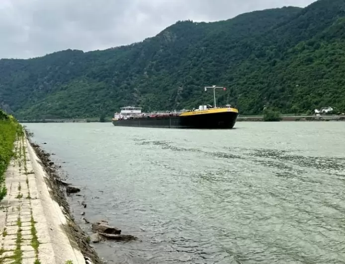 Debit Air Sungai Surut, Kapal Kargo Tak Bisa Melintas