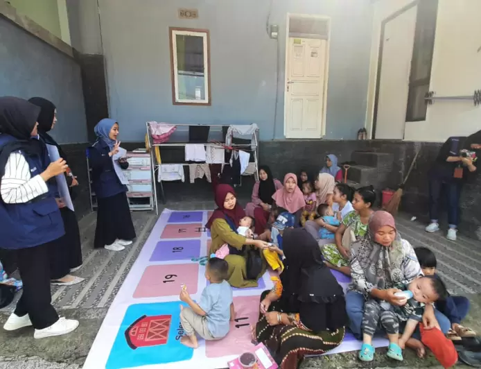 Mahasiswa FISIPKOM Unida Ajak Masyarakat Cegah Stunting Melalui Permainan Ular Tangga