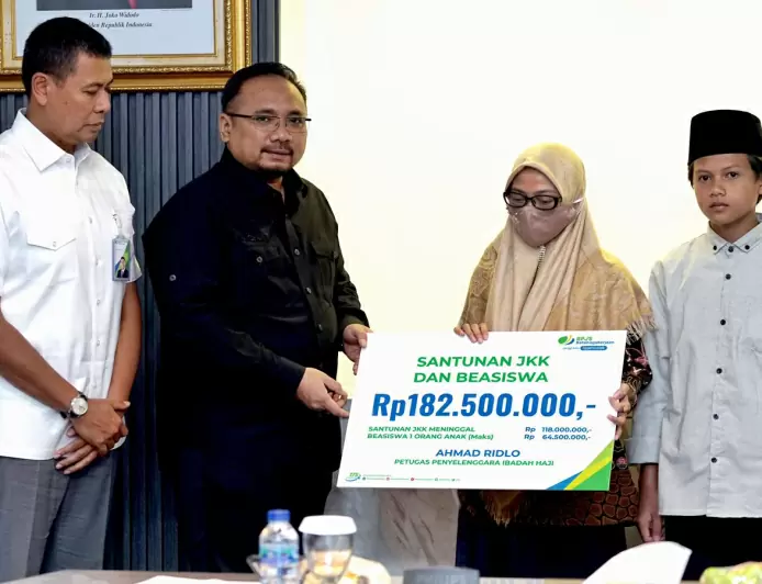 Santunan BPJS Ketenagakerjaan Senilai 183 Juta untuk Petugas Haji yang Meninggal saat Tugas Diserahkan oleh Menag Yaqut