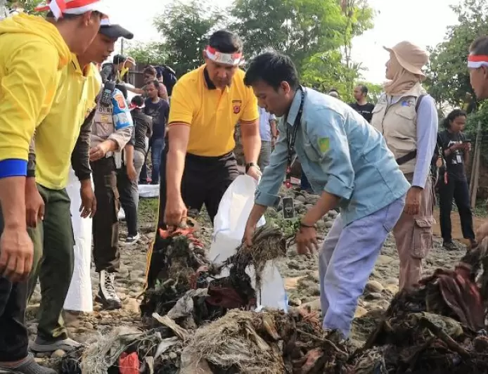 Polresta Bogor Kota Ajak Pelajar yang Terlibat Tawuran Bebersih Sampah di Sungai Ciliwung