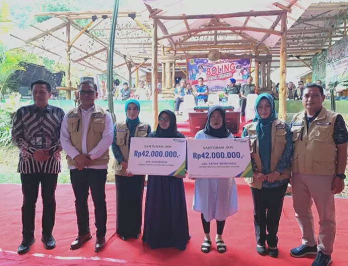 PLT Bupati Kab. Bogor Serahkan Santunan Kematian BPJS Ketenagakerjaan kepada Ahli Waris Perangkat Desa dalam Kegiatan Boling 2023