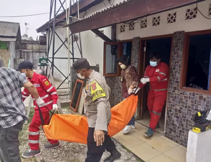 Pihak Kepolisian Gelar Olah TKP di Temukannya Jasad Pria Didalam Kontrakan