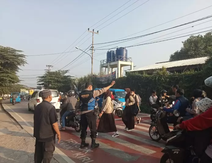Bantu Mobilitas Warga, Bhabinkamtibmas Lakukan Gatur Lalu Lintas di Ciawi