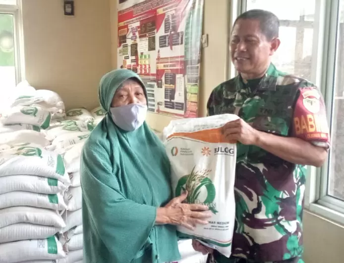 Babinsa Monitoring Pembagian Beras dari Kemensos