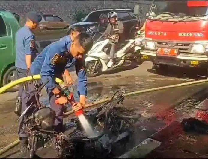 Sepeda Motor di Jalan Sholeh Iskandar Bogor Hangus Terbakar, Damkar Ungkap Penyebabnya