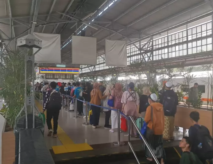 Antisipasi Kemacetan Adanya Aksi Damai Bela Palestina, KA Jarak Jauh keberangkatan Stasiun Gambir Diberhentikan di Stasiun Jatinegara.