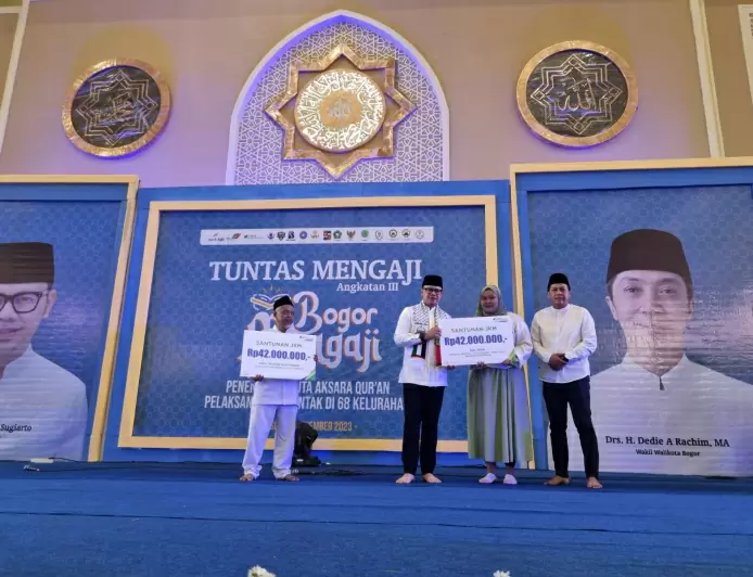 BPJS Ketenagakerjaan Bogor Kota Simboliskan Santunan Kematian kepada Ahli Waris Guru Ngaji dan DMI pada Rangkaian acara Tasmi Angkatan ke-3 di Masjid Agung Bogor