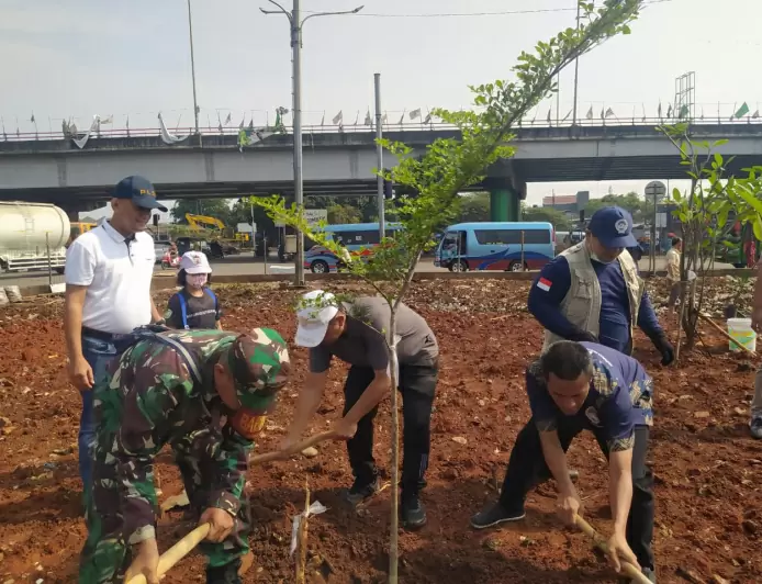 Meningkatkan Kwalitas Udara, Babinsa Koramil 06/Cileungsi Bersama Warga Tanam Pohon