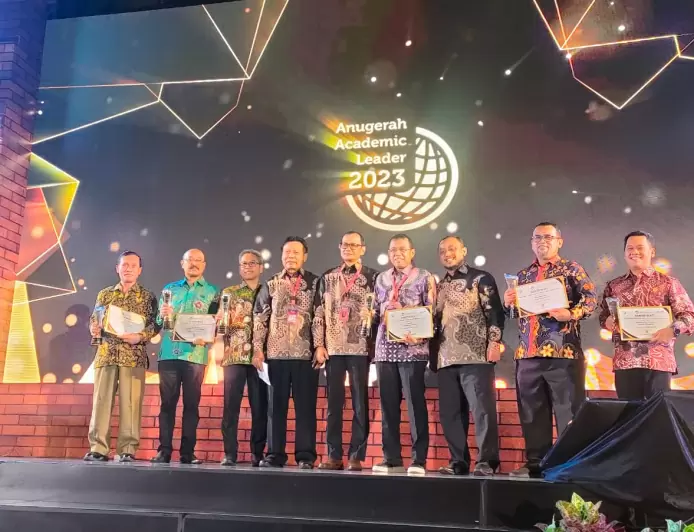 Rektor UIKA Bogor Diganjar Rektor Terbaik se-Indonesia 2023 Kategori Perguruan Tinggi dengan Akreditasi Institusi B