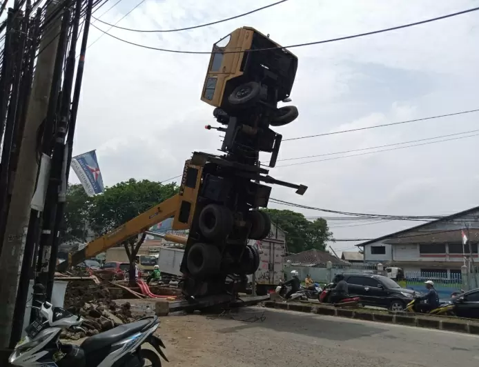 Alat Berat Proyek di Jalan Mayor Oking Terjungkal, Warga : Kirain Transformer
