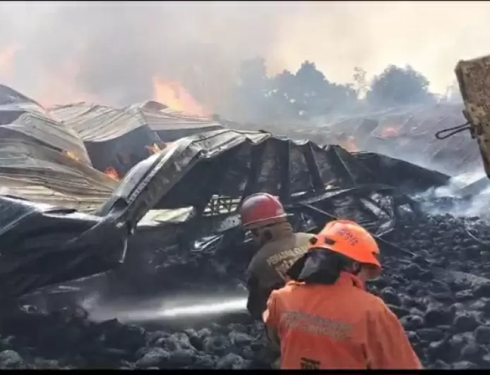 Kebakaran Landa Sebuah Pabrik di Kota Bandung