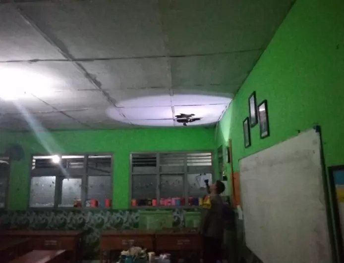Hujan Deras, Atap SDN Panaragan Kidul Bogor Roboh