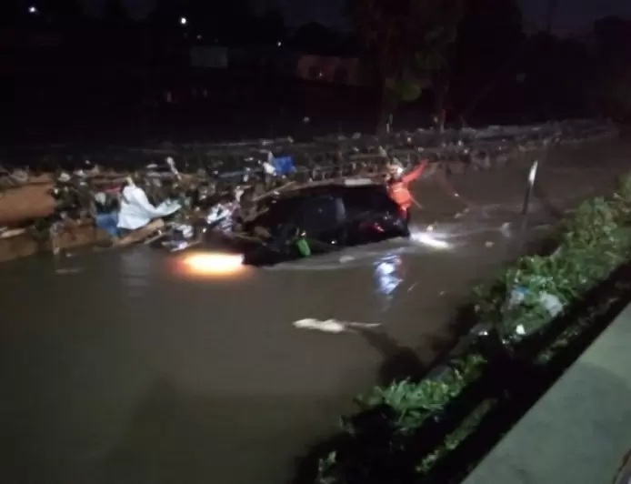 Mobil Terjebak Banjir Lintasan di Jalan Kaumsari Bogor, Tim SAR Evakuasi Pengemudi