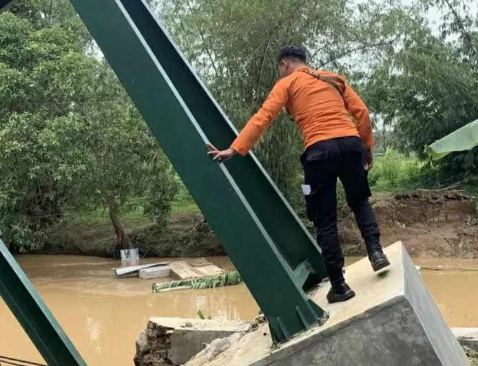 Jembatan Rawayan di Sukaraja Bogor Roboh, Tak Bisa Dilalui Masyarakat