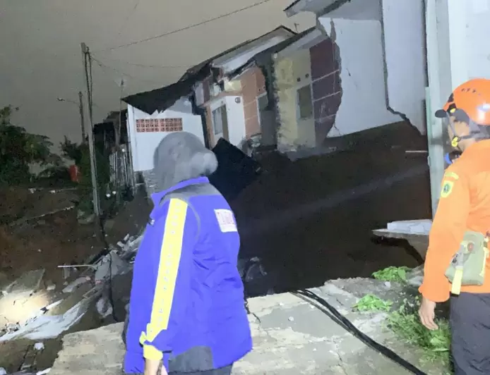 6 Rumah Warga di Ciseeng Hancur Diterjang Longsor
