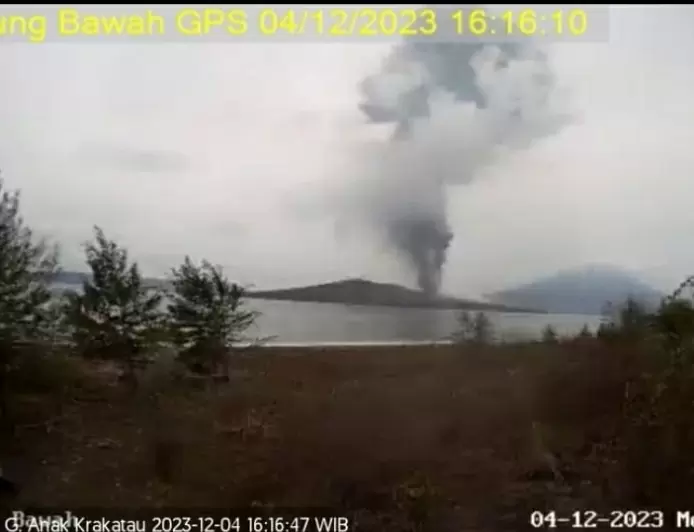 Kembali Erupsi, Gunung Anak Krakatau Semburkan Abu Vulkanik Setinggi 2.000 Meter 