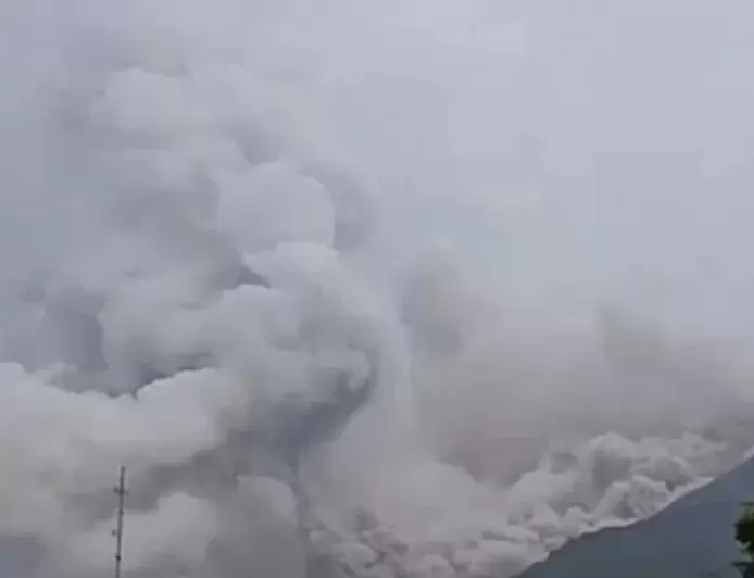 Usai Marapi di Sumatera Barat, Giliran Gunung Merapi di Jawa Tengah Erupsi, Keluarkan Awan Panas Guguran