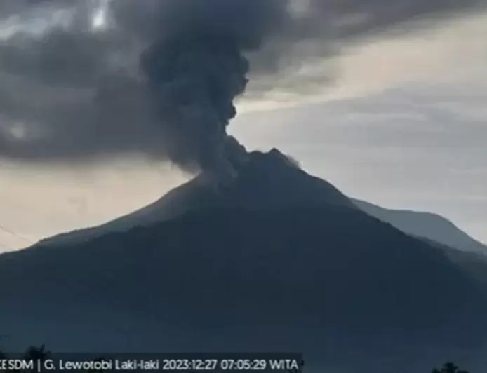Waspada, Gunung Lewotobi di Flores NTT Erupsi, Letusan Tinggi Kolom Abu 1 Km