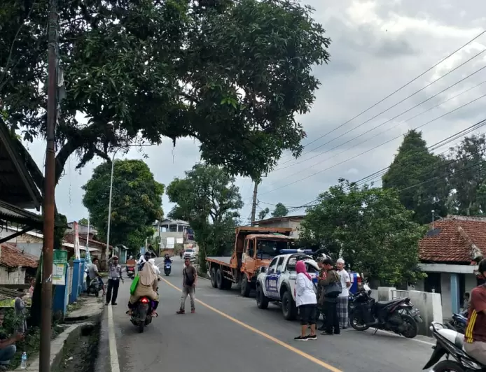Truk Tronton Seruduk 3 Kendaraan dan Warung di Leuwisadeng
