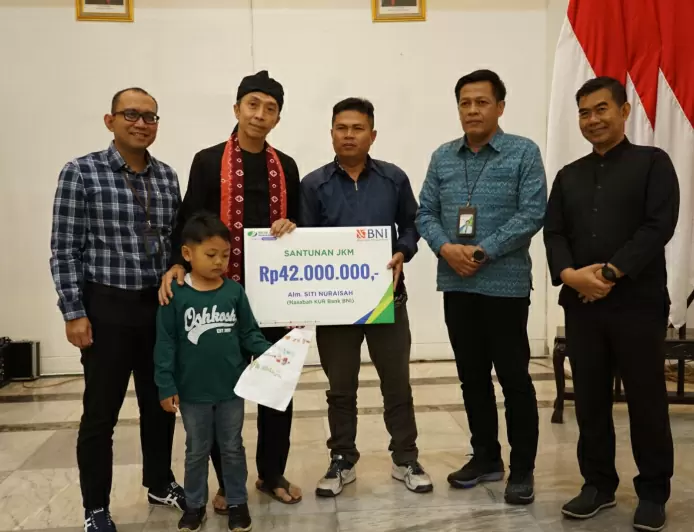 Dedie Rachim Serahkan Jaminan Kematian BPJS Ketenagakerjaan