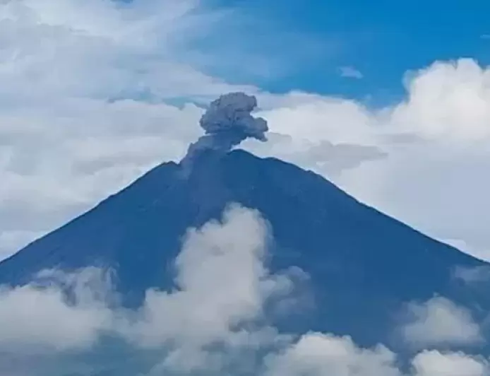 Kembali Erupsi, Gunung Semeru Lontarkan Abu Vulkanik Setinggi Satu Kilometer